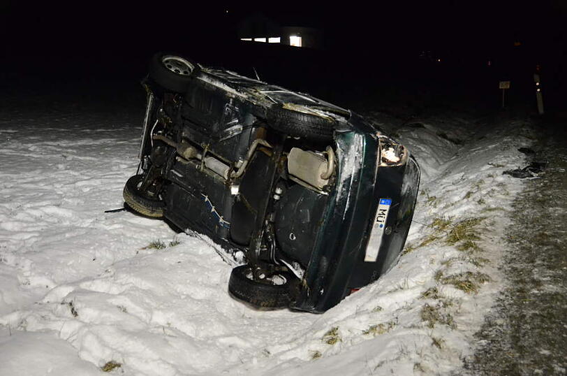 Unfall  bei Feichten: Der Fahrer eines VW Polo kommt von der Fahrbahn ab und überschlägt sich mehrfach mit seinem Wagen. Riesenglück: Der Mann wurde nur leicht verletzt.