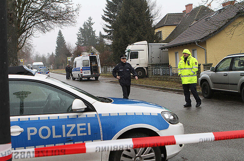 Polizeiabsperrung am Tatort in Klein-Behnitz im Havelland. Ein 72-Jähriger erschoss mit einer Schrotflinte einen Mitarbeiter des Veterinäramtes. Jetzt fordert die Staatsanwaltschaft U-Haft für den Landwirt.