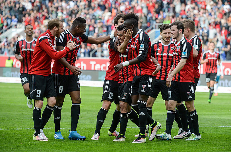 Die Mannschaft von Ingolstadt jubelt nach dem Treffer zum 3:0 gegen Schalke.