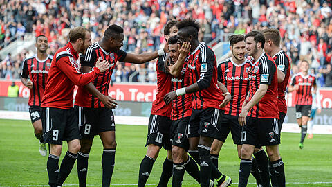 Die Mannschaft von Ingolstadt jubelt nach dem Treffer zum 3:0 gegen Schalke.