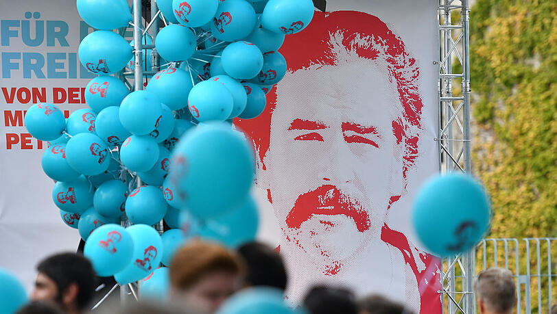 Luftballons mit einem Bild des in der Türkei inhaftierten deutschen Journalisten Deniz Yücel im Berliner Regierungsviertel. Luftballons mit einem Bild des in der Türkei inhaftierten deutschen Journalisten Deniz Yücel im Berliner Regierungsviertel.