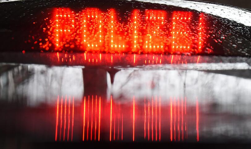 Die Polizei ermittelt, ob der Fahrer am Steuer abgelenkt war.