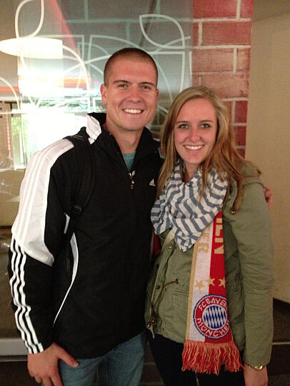 Andrew (20) und Hannah (20) aus St. Louis aus den USA sind extra für das Finale nach München gereist. Andrew ist begeistert: "Das ist wie unser Superbowl". Auch Hannah hat sich in die Münchner Fans verliebt. "Unendlich nette Leute hier!", sagt sie. Schauen werden die beiden das Spiel auf der Theresienwiese.