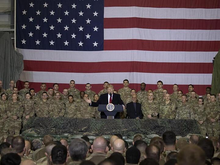 US-Präsident Donald Trump spricht zu Mitgliedern der amerikanischen Truppen auf der Bagram Air Base nördlich von Kabul.
