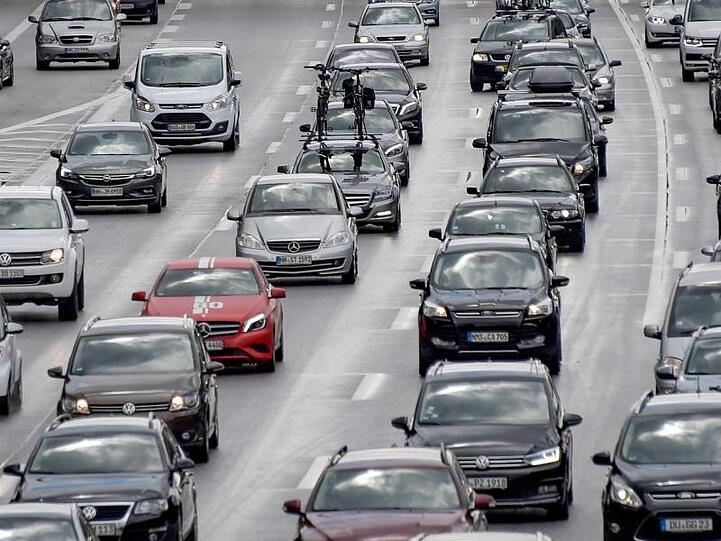 Wegen des Starts der Osterferien in acht Bundesländern rechnet der ADAC am 12. und 13. April mit vollen Straßen.