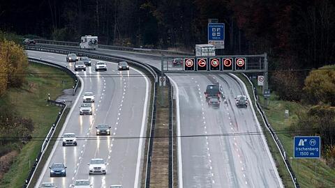 Auf der A8 kam es zu dem Unfall, bei dem auch ein Streifenwagen beteiligt war (Symbolbild).