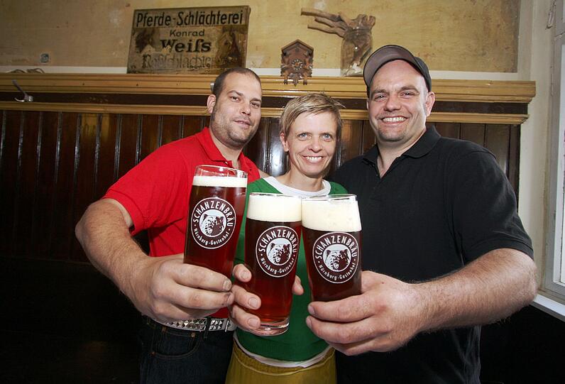 Die Wirtsleute der "Schanzenbräu Schankwirtschaft": Sebastian Köhler (li.), Heike Stahl und Stefan Stretz.
