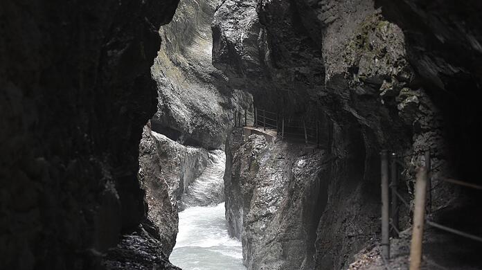 Ein Blick auf die tosende Partnach, die durch die gleichnamige Klamm fließt. Hier hat am Montag eine sehenswerte Neuerung eröffnet.