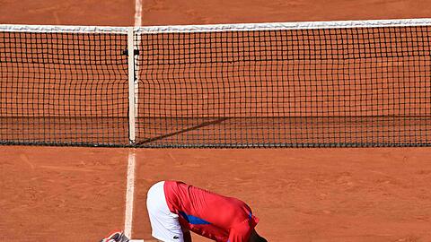 Novak Djokovic sank nach seinem Olympiasieg auf die Knie.