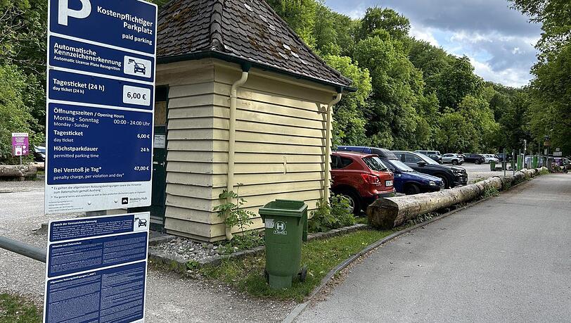 Beim Tierpark erfassen Kameras die Autos automatisch, die auf den Parkplatz fahren. 15 Minuten sind kostenlos. Danach muss man zahlen. Die genauen Regeln sind auf diesem Schidld zusammengefasst. Beim Tierpark erfassen Kameras die Autos automatisch, die auf den Parkplatz fahren. 15 Minuten sind kostenlos. Danach muss man zahlen. Die genauen Regeln sind auf diesem Schidld zusammengefasst.