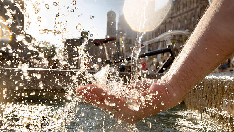 Ein Sommerabend am Marienplatz: Das Brunnenwasser glitzert in der Sonne und sorgt für willkommene Abkühlung. Ein Sommerabend am Marienplatz: Das Brunnenwasser glitzert in der Sonne und sorgt für willkommene Abkühlung.