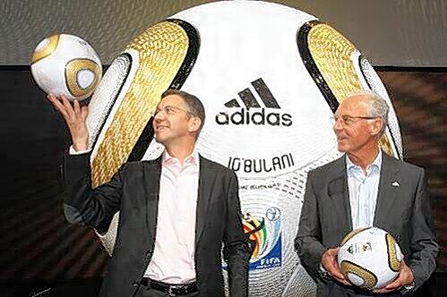 Adidas-Chef Herbert Hainer (l.) und Franz Beckenbauer bei der Vorstellung des WM-Balles.
