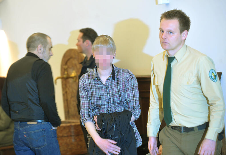 Anke L. (21) trug eine Tasche von &bdquo;Thor Steinar&ldquo; und löste dadurch ungewollt die Schlägerei in der U-Bahn aus.