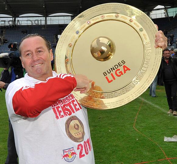 Ein Huub, ein Trap & viele Titel: 2005 übernahm Red Bull den Verein Austria Salzburg und engagierte Trainer wie Giovanni Trapattoni oder Huub Stevens, seit dem holte man vier Mal den Titel. 2006 sicherte man sich die New York MetroStars (jetzt Red Bulls), in Deutschland gründete man 2009 den Klub RB (für Red Bull) Leipzig, in Sao Paulo hat man Red Bulls Brasil und in 
Sogakope den Klub Red Bull Ghana.