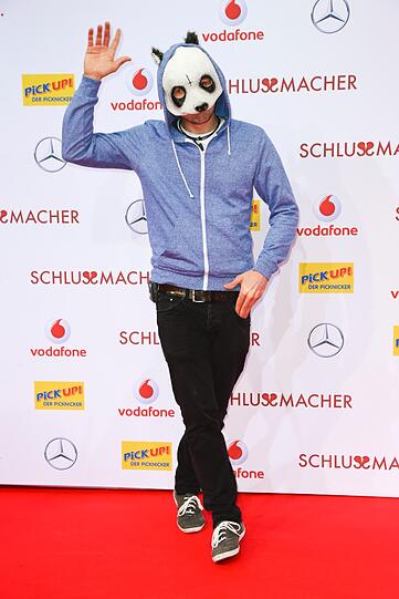 Sänger Cro kam stilecht mit seiner Panda-Maske zur Premiere des neuen Kinofilms "Der Schlussmacher" in Berlin.