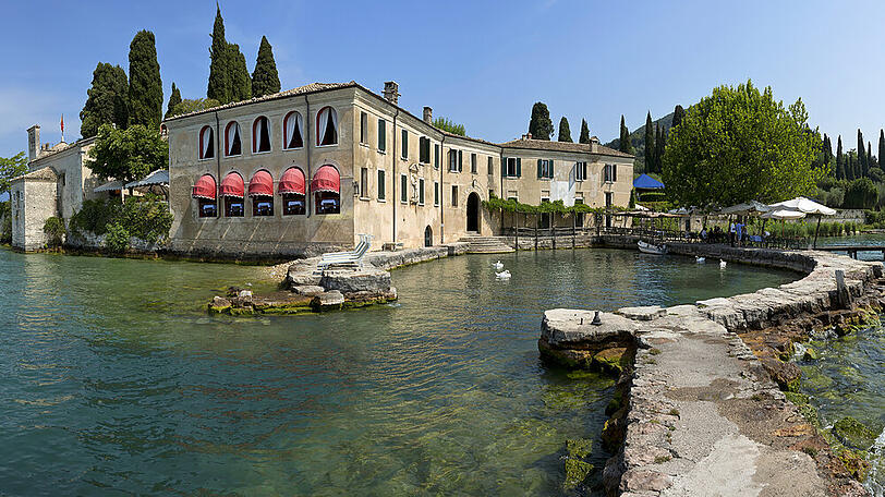 Die Locanda Punta San Vigilio mit eigenem Hafen
