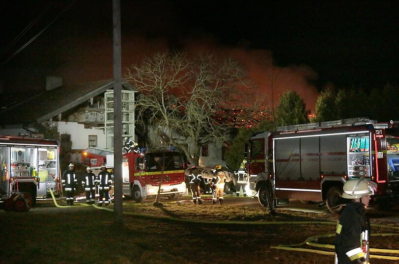 Am Freitagmorgen hat es einen Großbrand auf dem Gelände eines Bauernhofes gegeben. Das Feuer war ersten Erkenntnissen zufolge in einer Lagerhalle ausgebrochen, die Ursache war zunächst unklar.
