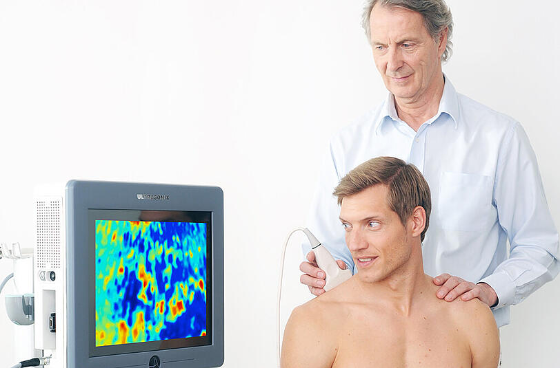 Dr. Wolfgang Bauermeister untersucht per Ultraschall-Elastographie die Schulter eines Patienten.
