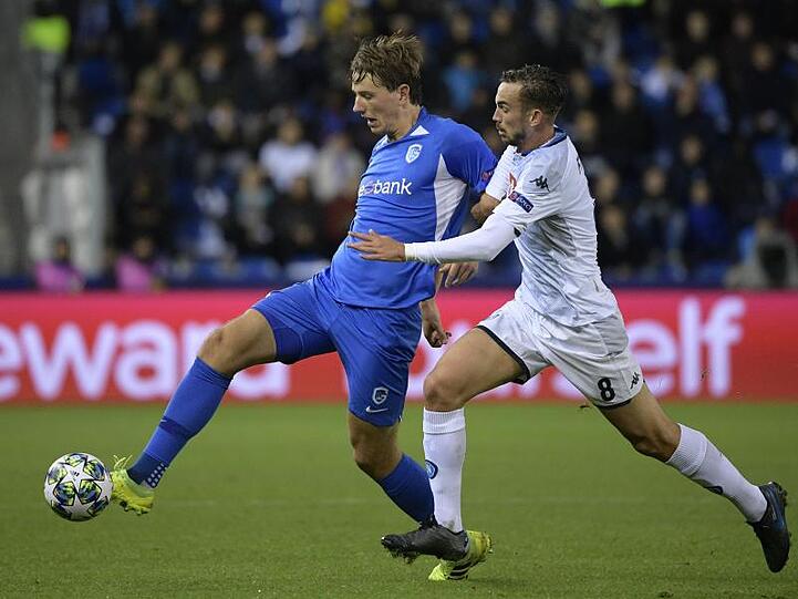 Sander Berge (l) vom KRC Genk und Fabian Ruiz vom SSC Neapel im Kampf um den Ball.