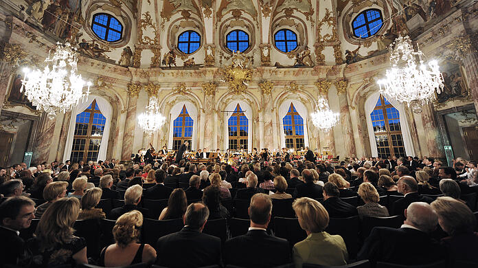 Corona macht erfinderisch: Zum 100. Jubiläum des Mozartfestes in Würzburg wollen die Musiker in fünf Wohnzimmern exklusive Konzerte spielen. Die undatierte Aufnahme zeigt ein Orchester bei einem Auftritt beim Mozartfest im Kaisersaal der Residenz.