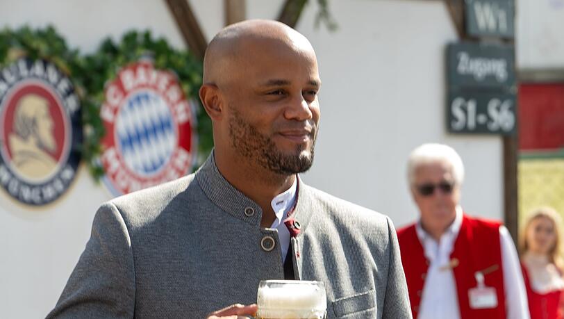 Anstoßen auf den zehnten Saisonsieg? Bayern-Coach Vincent Kompany in Oktoberfest-Tracht.