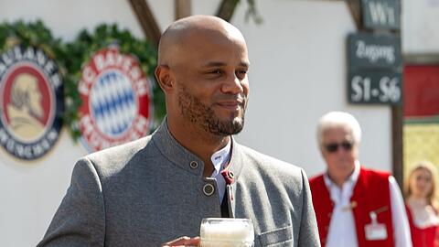 Anstoßen auf den zehnten Saisonsieg? Bayern-Coach Vincent Kompany in Oktoberfest-Tracht.
