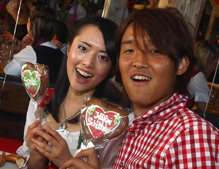 Auch dem Neuzugang der Saison scheints - nebst Partnerin - zu gefallen: Takashi Usami freut sich mit seiner Frau.