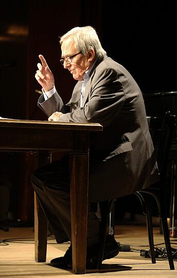 Kabarett-Legende: Dieter Hildebrandt auf der Lustspielhaus-Bühne.