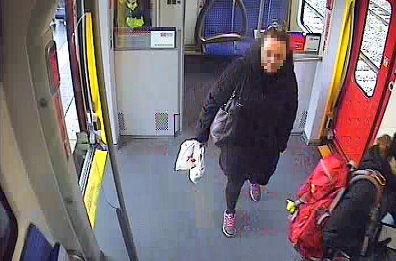 Das Fahndungsbild aus der S-Bahn: Wer kennt die Frau, die am 5. Oktober ätzende Lauge in einer S4 Richtung Ebersberg verschüttet hat.