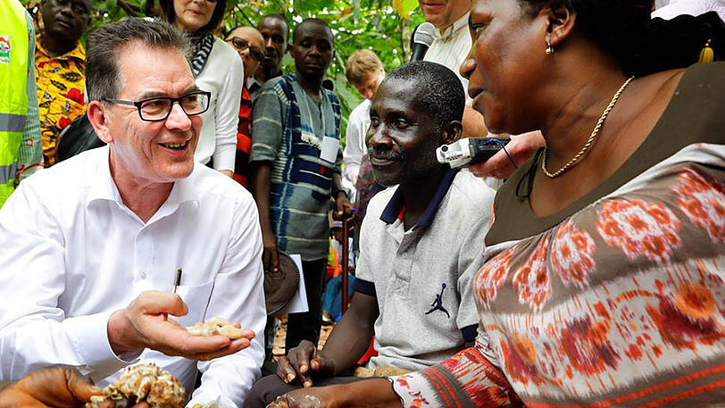 Entwicklungsminister Gerd Müller besucht eine Kakao-Plantage in der Elfenbeinküste.