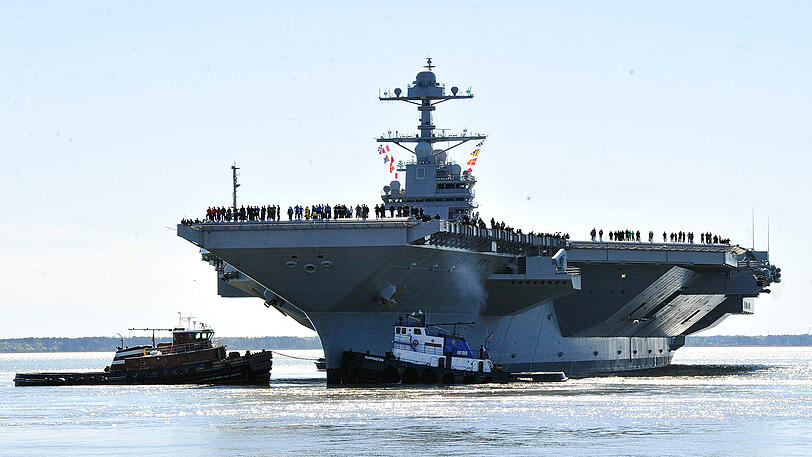 Der US-Flugzeugträger USS Gerald R. Ford verlässt den Hafen von Newport News