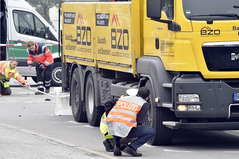 Die Person geriet unter den Lkw und verstarb. Bilder vom Polizeieinsatz.