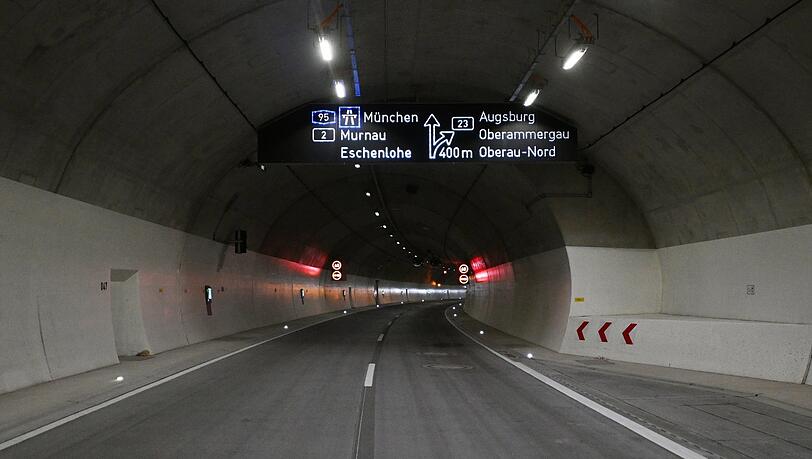 Elektronische Anzeigentafeln weisen im Tunnel Oberau künftig den Weg.