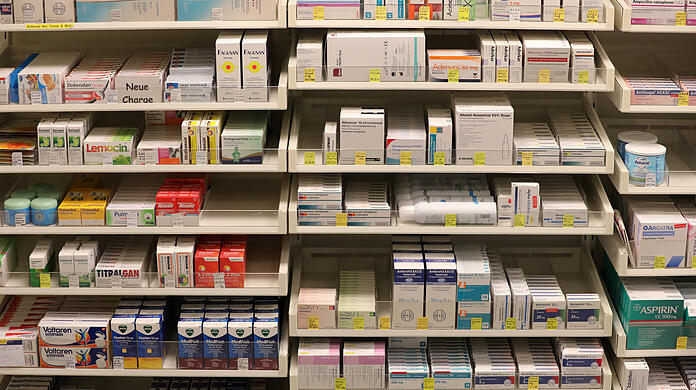 Einige Arzneimittel, wie Fiebersäfte für Kinder, sind in Apotheken derzeit Mangelware. Karl Lauterbach (kl. Bild) plant deshalb künftig unter anderem ein Frühwarnsystem.