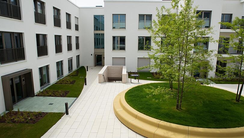 Über dem Einkaufszentrum, mit eigenen Zugängen, sind die dreistöckigen Wohneinheiten mit begrüntem Innenhof. Über dem Einkaufszentrum, mit eigenen Zugängen, sind die dreistöckigen Wohneinheiten mit begrüntem Innenhof.