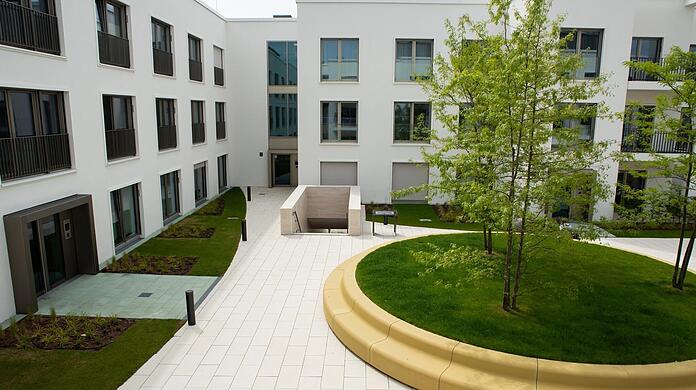 Über dem Einkaufszentrum, mit eigenen Zugängen, sind die dreistöckigen Wohneinheiten mit begrüntem Innenhof.