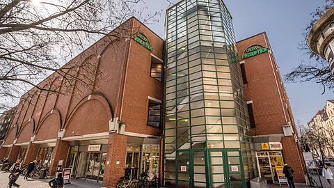 Galeria ist Mieter in dem Backsteinbau am Rotkreuzplatz. Der Eigent&uuml;mer will neu bauen.