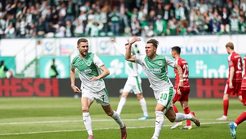 Felix Klaus jubelt &uuml;ber seinen Treffer zum 1:0.