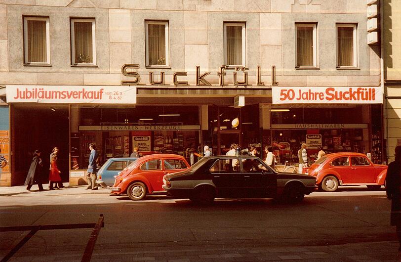 Anlaufstelle in der Türkenstraße: Suckfüll 1982. VW-Käfer gehören noch zum Münchner Stadtbild, als das Geschäft 50 Jahre feiert. Anlaufstelle in der Türkenstraße: Suckfüll 1982. VW-Käfer gehören noch zum Münchner Stadtbild, als das Geschäft 50 Jahre feiert.