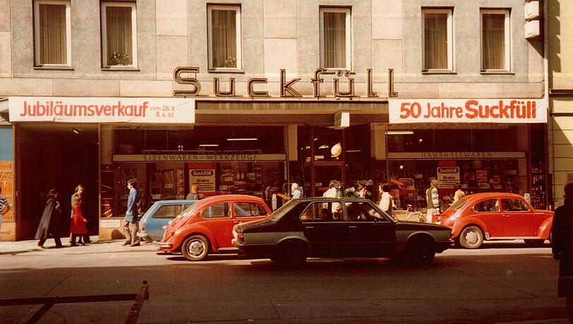 Anlaufstelle in der Türkenstraße: Suckfüll 1982. VW-Käfer gehören noch zum Münchner Stadtbild, als das Geschäft 50 Jahre feiert. Anlaufstelle in der Türkenstraße: Suckfüll 1982. VW-Käfer gehören noch zum Münchner Stadtbild, als das Geschäft 50 Jahre feiert.