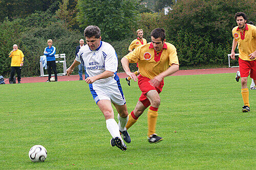 Die Atomic Allstars (gelb) setzten sich gegen den FC Radi mit 7:2 durch