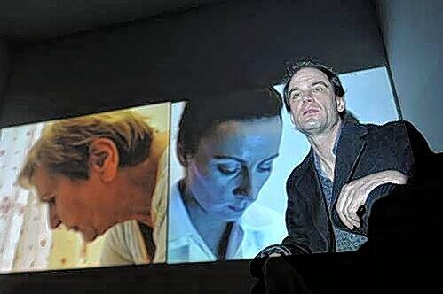 Zwei aus sechs Mal Leben: US-Video-Künstler Reynold Reynolds vor seinem Werk &bdquo;Sechs Wohnungen&ldquo; in der Ausstellung des Instituts für moderne Kunst im Zumikon.