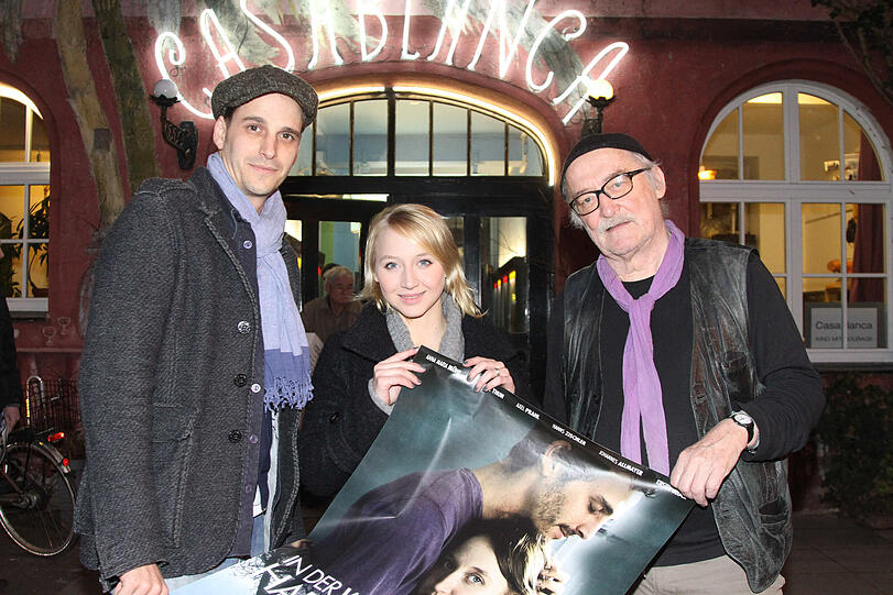 Premiere in Hans W. Geißendörfers geliebtem &bdquo;Casablanca&ldquo;: Der Regisseur (re.) mit seinen Stars Anna Maria Mühe und Max von Thun.