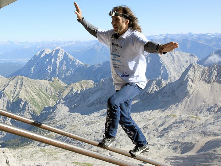 Freddy Nock bei seinem ersten Gang auf einem Kabel der Zugspitzbahn 2009. Foto: dpa