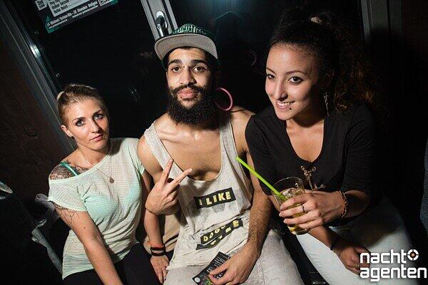 "Gute Laune Hoch 10" lautete das Motto im Ampere. Hoch 10 deshalb, weil insgesamt zehn Stunden lang gefeiert wurde und zehn 10 DJ's vor Ort waren.
