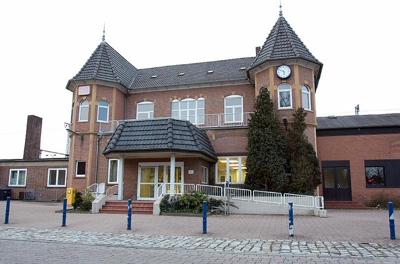 In Bad Bentheim wurde der Bahnsteig erhöht, damit Rollstuhlfahrer besser in Züge einsteigen können. Doch jetzt lassen sich die Türen zum Bahnhofsgebäude nicht mehr öffnen. Als Ein- und Ausgang bleibt nur ein Fenster. Foto: Friso Gentsch/Archiv