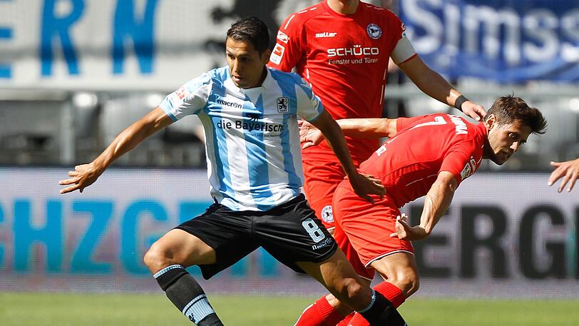 Bald ein Sechzger, oder doch nicht? Michael Görlitz (r.), hier im Trikot von Arminia Bielefeld gegen Ex-Löwe Karim Matmour.