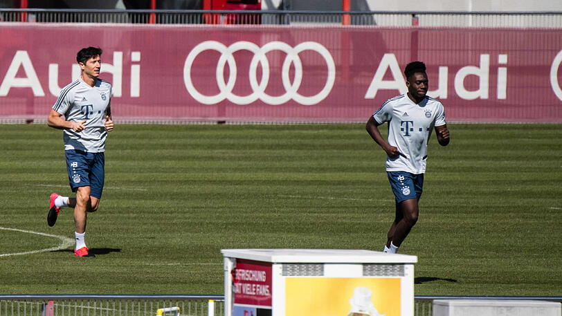 Robert Lewandowski (l.) und Alphonso Davies.