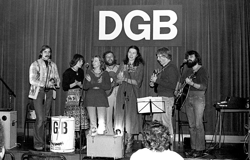 1976: Die DGB-Songgruppe tritt im großen Saal des Gewerkschaftshauses auf.