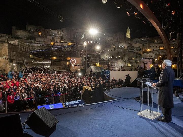 Der italienische Präsident Sergio Mattarella(r) bei der Eröffnungsfeier der europäischen Kulturhauptstadt Matera.